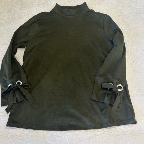 Chico’s Olive Green”Suede”Top. Mock turtleneck.Ties on the 3/4 length sleeves. - Picture 4 of 6